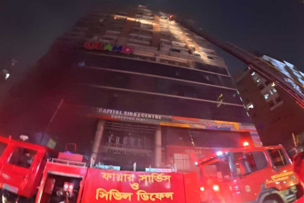 বেইলি রোডে রেস্তোরাঁয় আগুন, নিয়ন্ত্রণে ঘটনাস্থলে ফায়ার সার্ভিসের ৮ ইউনিট