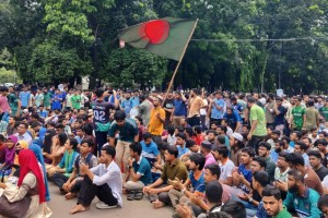 শ্রেণিকক্ষের চেয়ে আন্দোলনেই মনোযোগ বেশি শিক্ষক শিক্ষার্থীদের