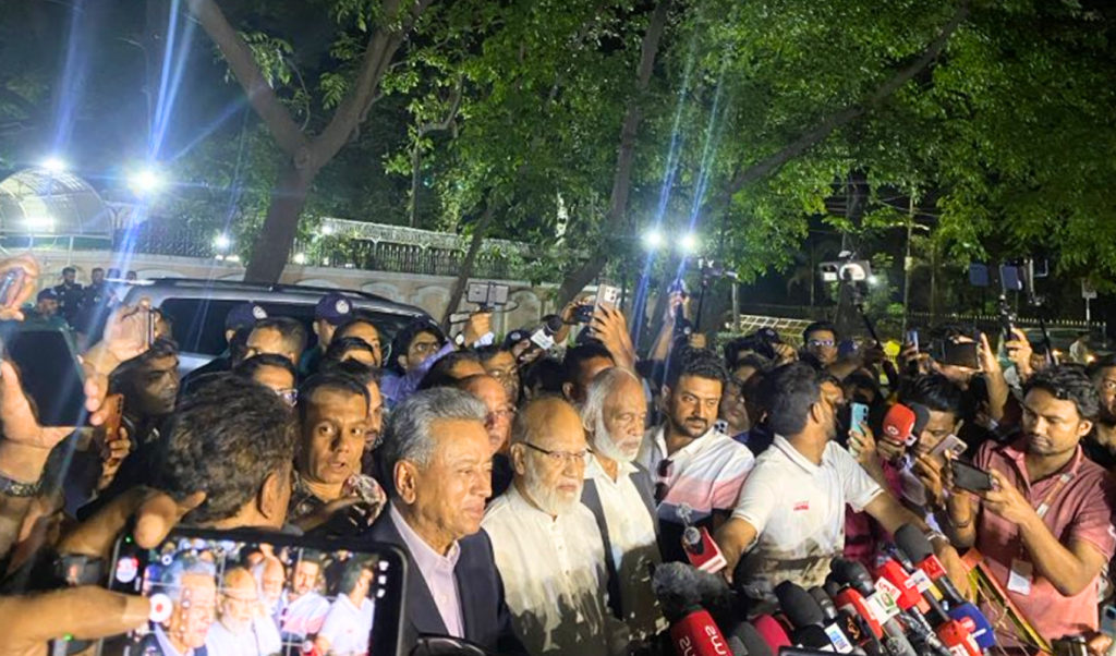 বৈঠকে তিন ‘বিতর্কিত উপদেষ্টার পদত্যাগ চেয়েছে বিএনপি 1748099833 বৈঠকে তিন ‘বিতর্কিত’ উপদেষ্টার পদত্যাগ চেয়েছে বিএনপি