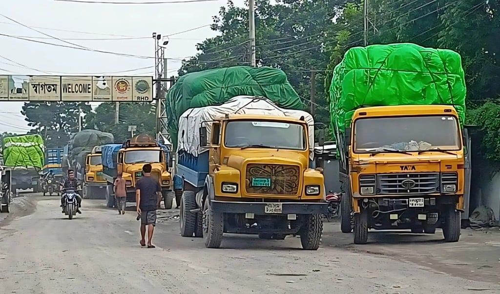 ভারতের নিষেধাজ্ঞায় বুড়িমারীতে পণ্যবাহী ২০ ট্রাক আটকা 1747630594 ভারতের নিষেধাজ্ঞায় বুড়িমারীতে পণ্যবাহী ২০ ট্রাক আটকা