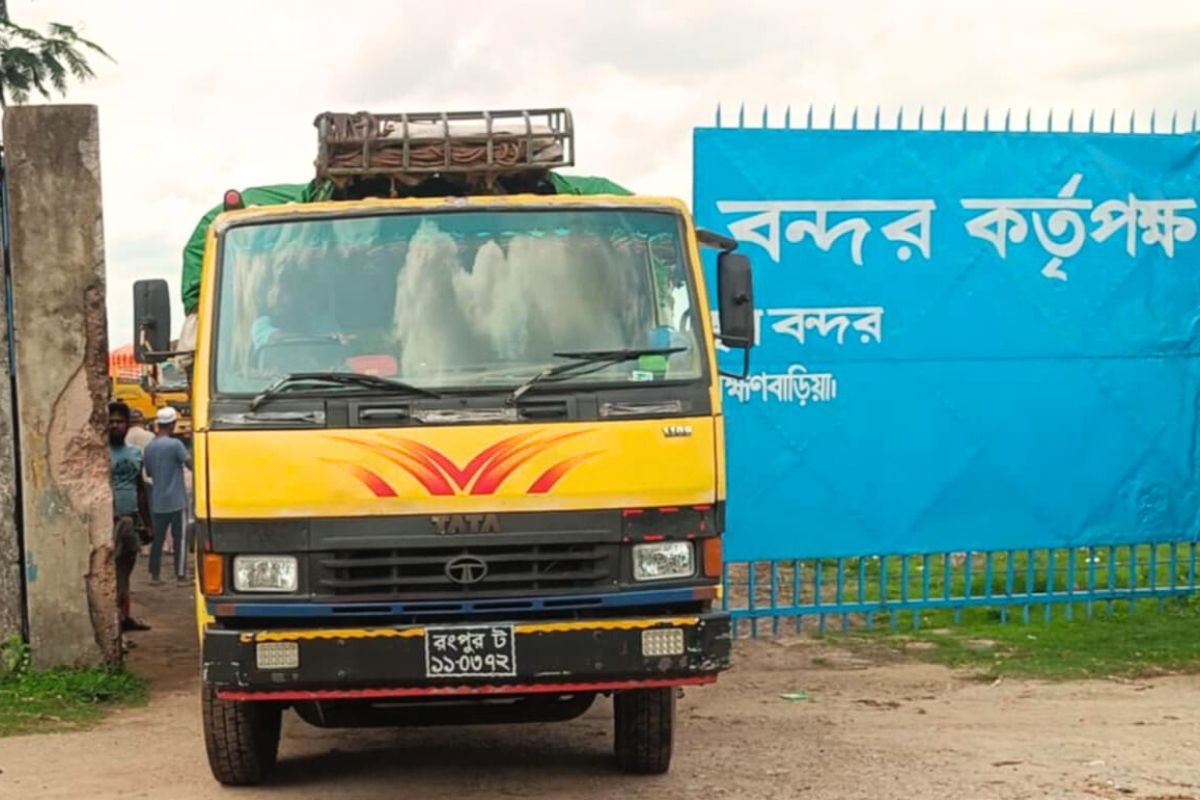 ভারতের নিষেধাজ্ঞার মধ্যেও আখাউড়া বন্দর দিয়ে রপ্তানি হলো মাছ ও ভোজ্য তেল