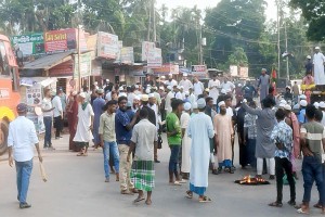 মহানবীকে (সা.) নিয়ে কটূক্তিকারীকে গ্রেপ্তারের দাবিতে থানা ঘেরাও