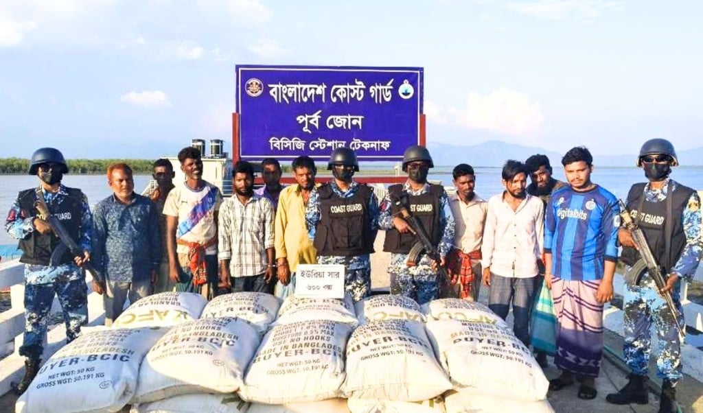 মিয়ানমারে পাচারকালে ৬০০ বস্তা ইউরিয়া সারসহ আটক ১০ 1746184235 মিয়ানমারে পাচারকালে ৬০০ বস্তা ইউরিয়া সারসহ আটক ১০