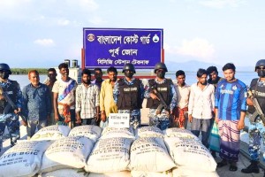 মিয়ানমারে পাচারকালে ৬০০ বস্তা ইউরিয়া সারসহ আটক ১০