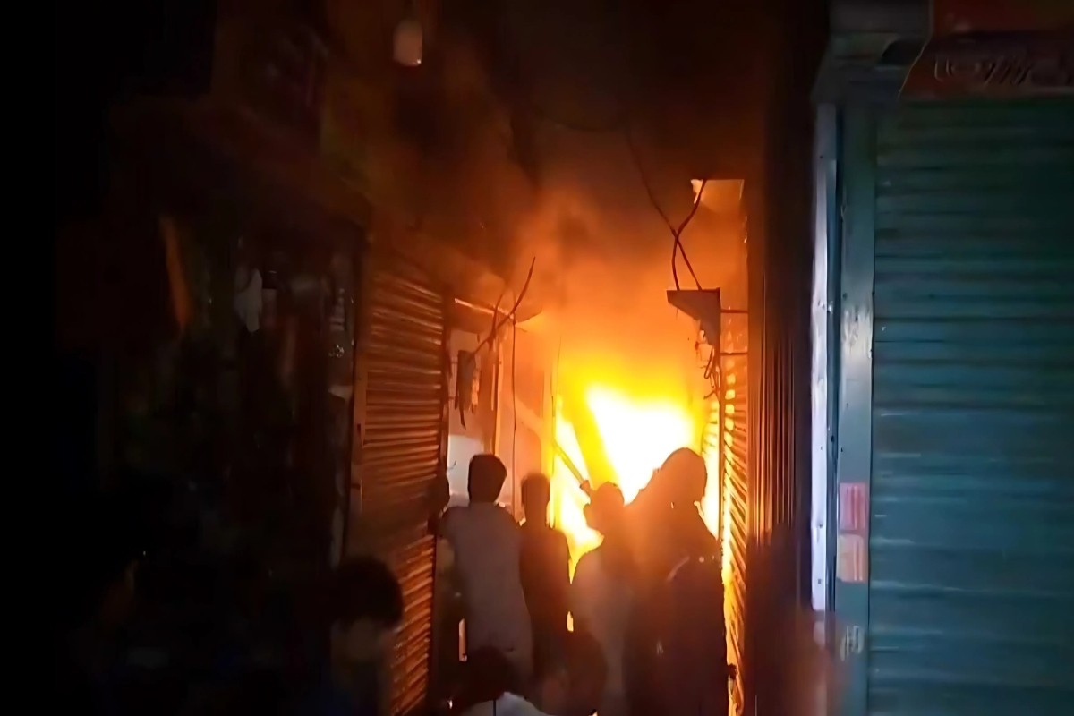 মুন্সিগঞ্জে ঐতিহ্যবাহী বাজারে অগ্নিকাণ্ড, অর্ধশত দোকান পুড়ে ছাই