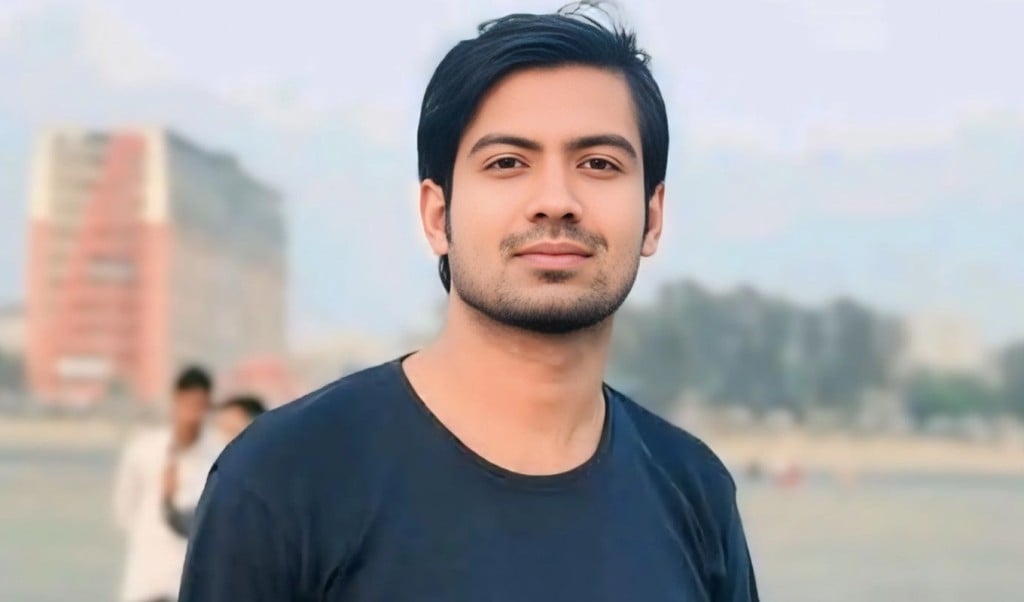 মোবাইলে কথা বলার সময় অসাবধানতাবশত পাঁচতলা থেকে পড়ে যুবকের মৃত্যু 1747799626 মোবাইলে কথা বলার সময় পাঁচতলা থেকে পড়ে যুবকের মৃত্যু