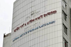 মোহাম্মদপুরে বাসায় গ্যাস লিকেজ থেকে বিস্ফোরণ: একই পরিবারের তিনজন দগ্ধ