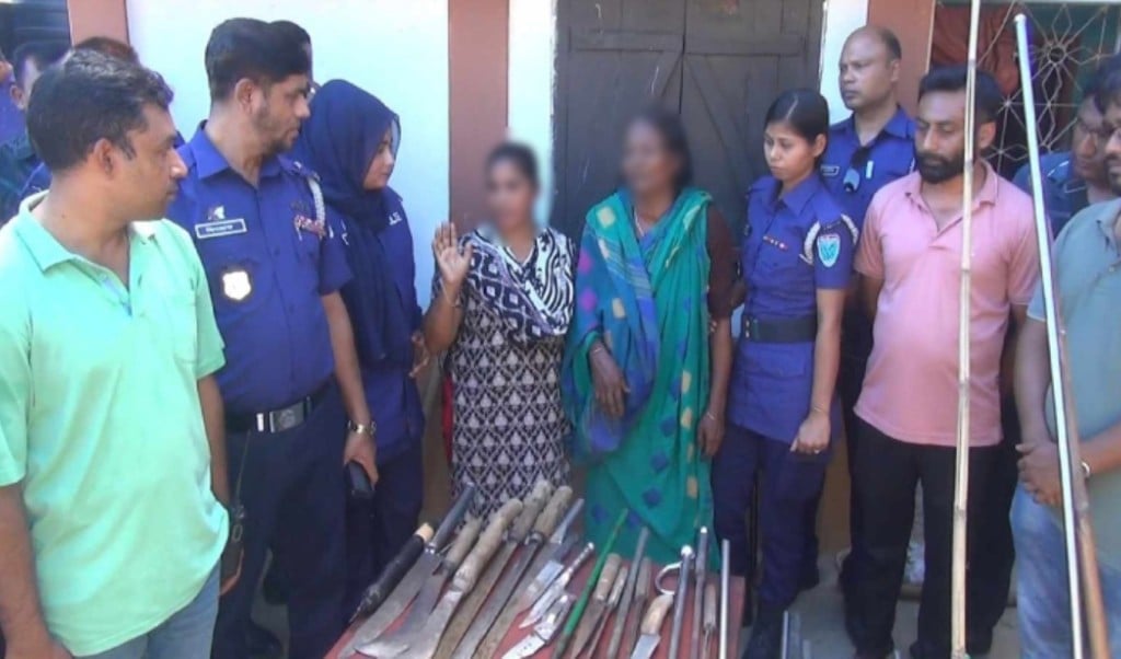 মৌলভীবাজারে ‘সন্ত্রাসীর বাড়ি থেকে দেশীয় অস্ত্র জব্দ আটক ২ 1748360011 মৌলভীবাজারে পুলিশকে ধাওয়া: অভিযানে পাওয়া গেলো অস্ত্রের ভাণ্ডার, আটক ২
