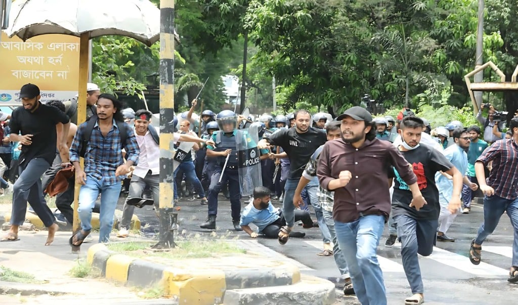 যমুনা অভিমুখী লংমার্চে পুলিশের টিয়ারগ্যাস লাঠিপেটা শিক্ষক সাংবাদিকসহ আহত অর্ধশত 1747211990 যমুনা অভিমুখী লংমার্চে পুলিশের টিয়ারগ্যাস-লাঠিপেটা, শিক্ষক সাংবাদিকসহ আহত অর্ধশত