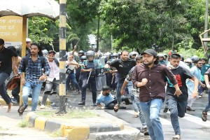 যমুনা অভিমুখী লংমার্চে পুলিশের টিয়ারগ্যাস-লাঠিপেটা, শিক্ষক সাংবাদিকসহ আহত অর্ধশত