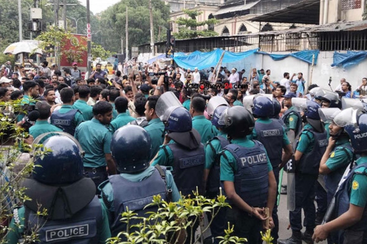 মার্চ টু যমুনা: পুলিশের বাধায় কাকরাইল মোড়ে অবস্থান শ্রমিকদের