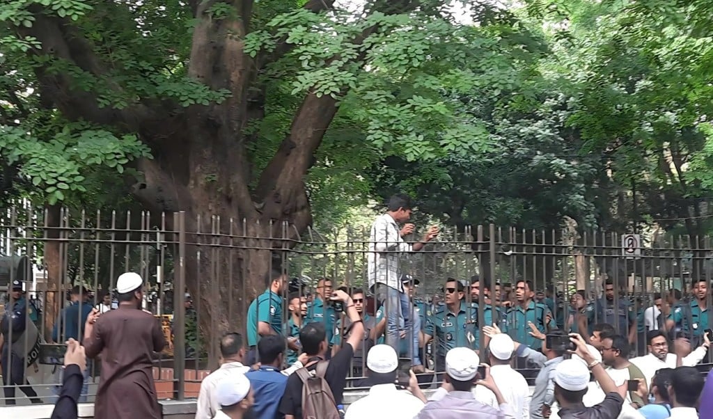যমুনার সামনে আন্দোলনকারীদের ওপর পুলিশের লাঠিচার্জ 2 1746787280 যমুনার সামনে আন্দোলনকারীদের ওপর পুলিশের লাঠিচার্জ