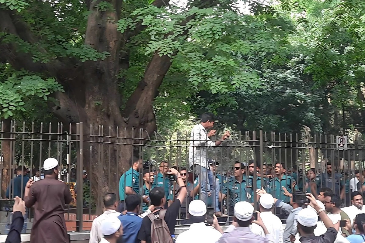 যমুনার সামনে আন্দোলনকারীদের ওপর পুলিশের লাঠিচার্জ