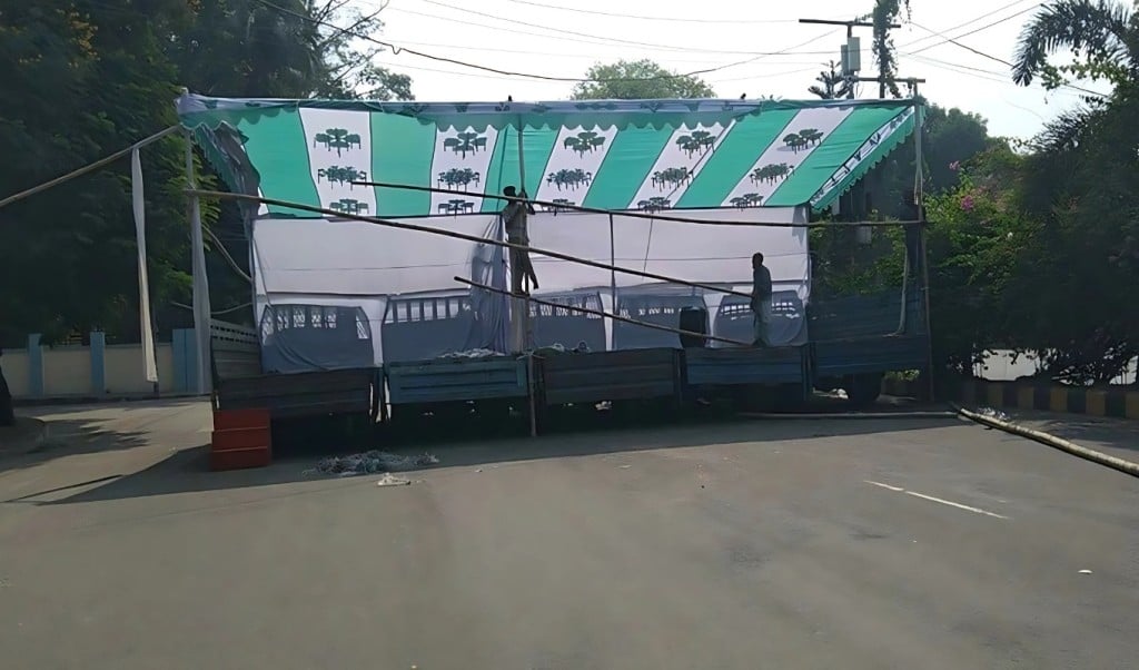 যমুনার সামনে তৈরি হচ্ছে আওয়ামী লীগ নিষিদ্ধের মঞ্চ 1746768342 যমুনার সামনে তৈরি হচ্ছে আওয়ামী লীগ নিষিদ্ধের মঞ্চ