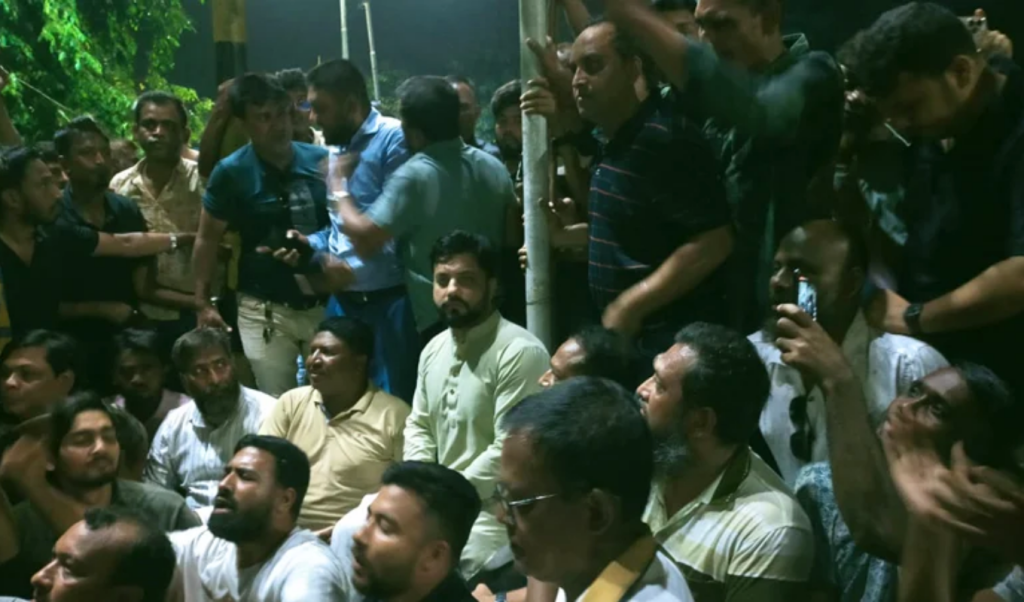 যমুনার সামনেই রাত কাটাবেন ইশরাক 1747842427 নেতাকর্মীদের সঙ্গে যমুনার সামনে রাত কাটাবেন ইশরাক