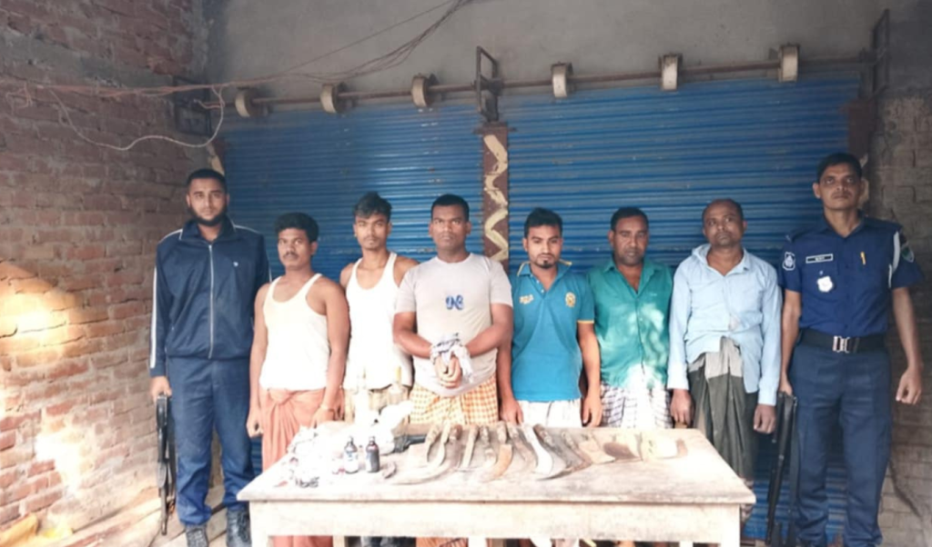 যৌথ অভিযান 1746200739 যৌথ পৃথক দু’টি অভিযানে ইউপি সদস্যসহ গ্রেপ্তার-৭