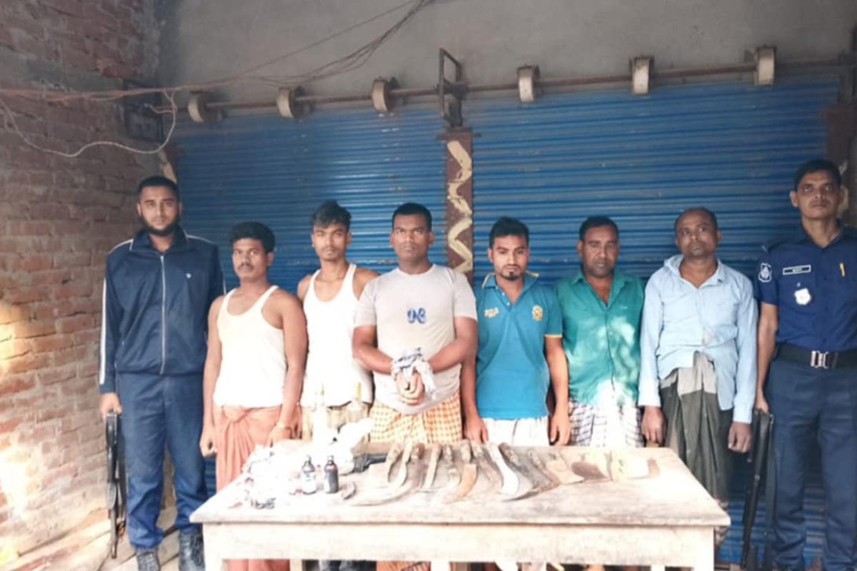 যৌথ পৃথক দু’টি অভিযানে ইউপি সদস্যসহ গ্রেপ্তার-৭