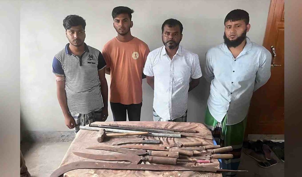 যৌথবাহিনীর অভিযানে কিশোর গ্যাংয়ের মূল হোতাসহ গ্রেপ্তার ৪ 1748679936 যৌথবাহিনীর অভিযানে কিশোর গ্যাংয়ের মূল হোতাসহ গ্রেপ্তার ৪