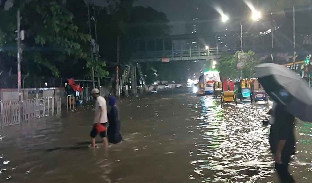রাজধানীজুড়ে জলাবদ্ধতায় নাকাল নগরবাসী 1748574324 রাজধানীজুড়ে জলাবদ্ধতায় নাকাল নগরবাসী
