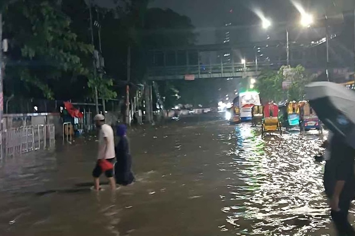 রাজধানীজুড়ে জলাবদ্ধতায় নাকাল নগরবাসী