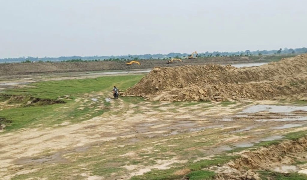 রাজশাহীতে বিএনপি নেতার বিরুদ্ধে জমি দখল করে পুকুর খননের অভিযোগ। 1748699271 অস্ত্রের মুখে হিন্দুদের জমি দখল ও মারধর, অভিযোগ বিএনপি নেতার বিরুদ্ধে
