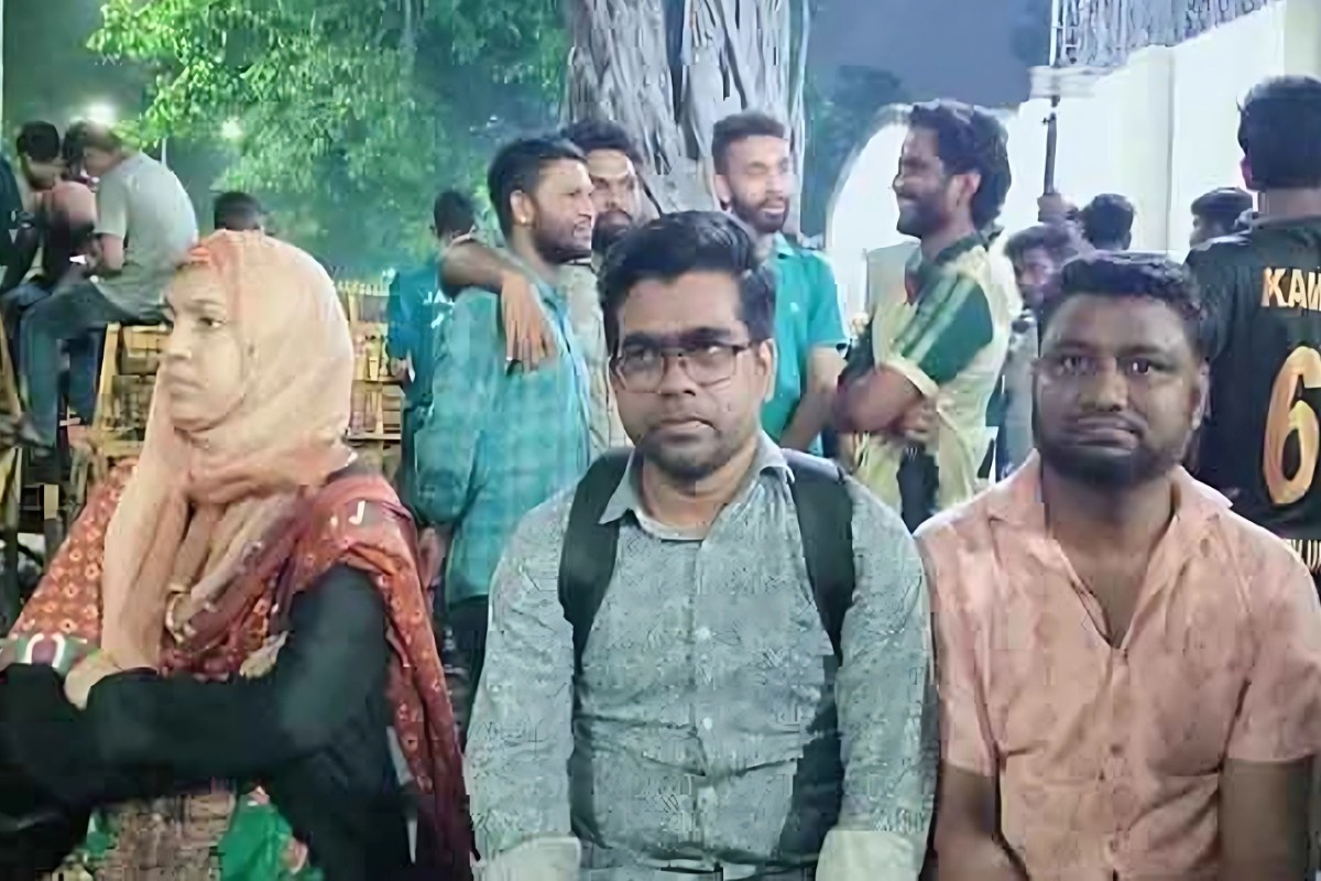 রাতভর আন্দোলনে জবি শিক্ষক-শিক্ষার্থীরা