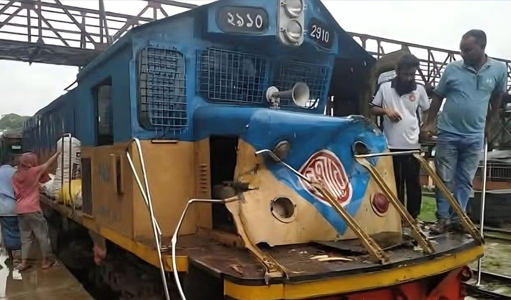 লাউয়াছড়ায় গাছের সঙ্গে ট্রেনের ধাক্কা রক্ষা পেলো কালনী এক্সপ্রেস 1748509275 লাউয়াছড়ায় গাছের সঙ্গে ট্রেনের ধাক্কা, রক্ষা পেলো কালনী এক্সপ্রেস