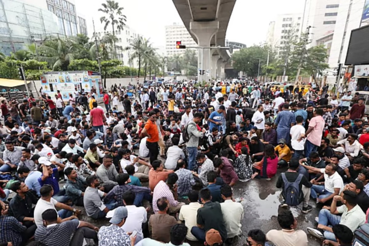 শাহবাগ ও ইন্টারকন্টিনেন্টাল মোড়ে ছাত্রদলের অবস্থান, যানজটে ভোগান্তি চরমে