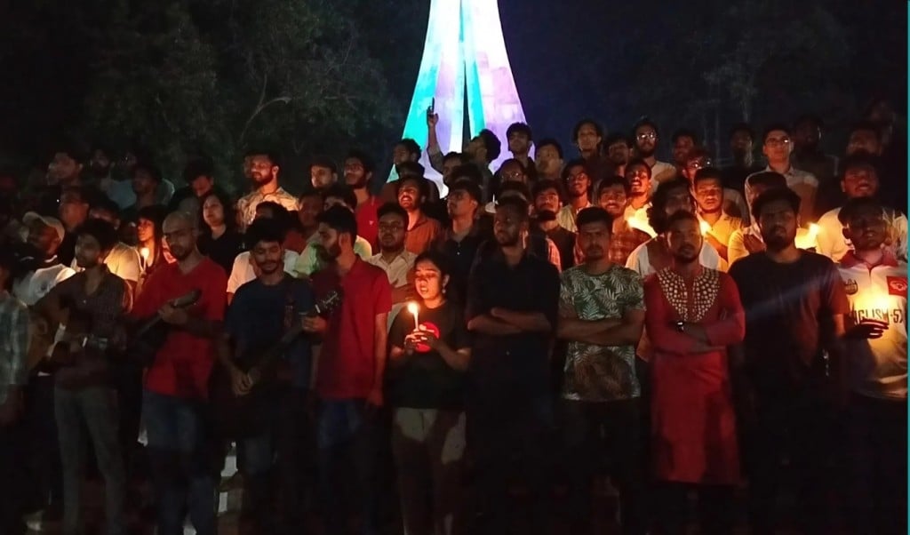 শাহবাগের ঘটনায় চবির শহীদ মিনারে সমবেত কণ্ঠে জাতীয় সংগীত গাইলেন শিক্ষার্থীরা 1747103877 শাহবাগের ঘটনায় চবির শহীদ মিনারে সমবেত কণ্ঠে জাতীয় সংগীত গাইলেন শিক্ষার্থীরা