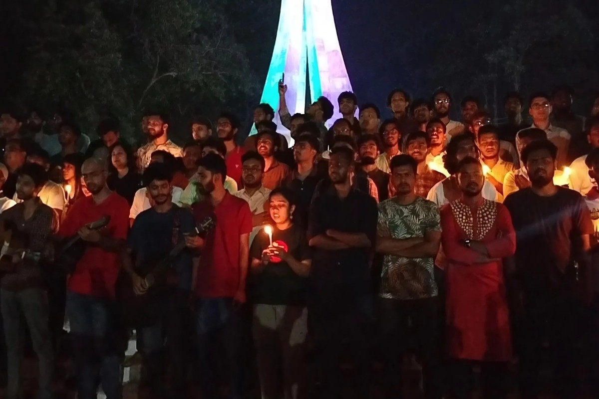 শাহবাগের ঘটনায় চবির শহীদ মিনারে সমবেত কণ্ঠে জাতীয় সংগীত গাইলেন শিক্ষার্থীরা