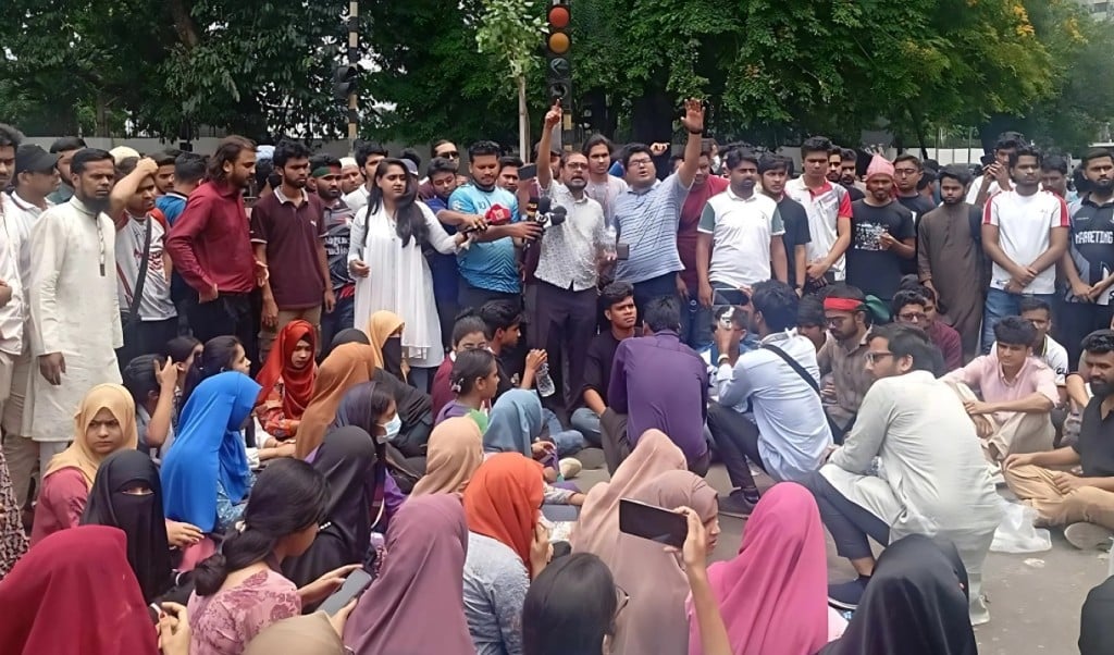 শিক্ষার্থীদের সঙ্গে একাত্মতা ঘোষণা করেছে জবি শিক্ষক সমিতি 1747291572 শিক্ষার্থীদের সঙ্গে জবি শিক্ষক সমিতির একাত্মতা ঘোষণা