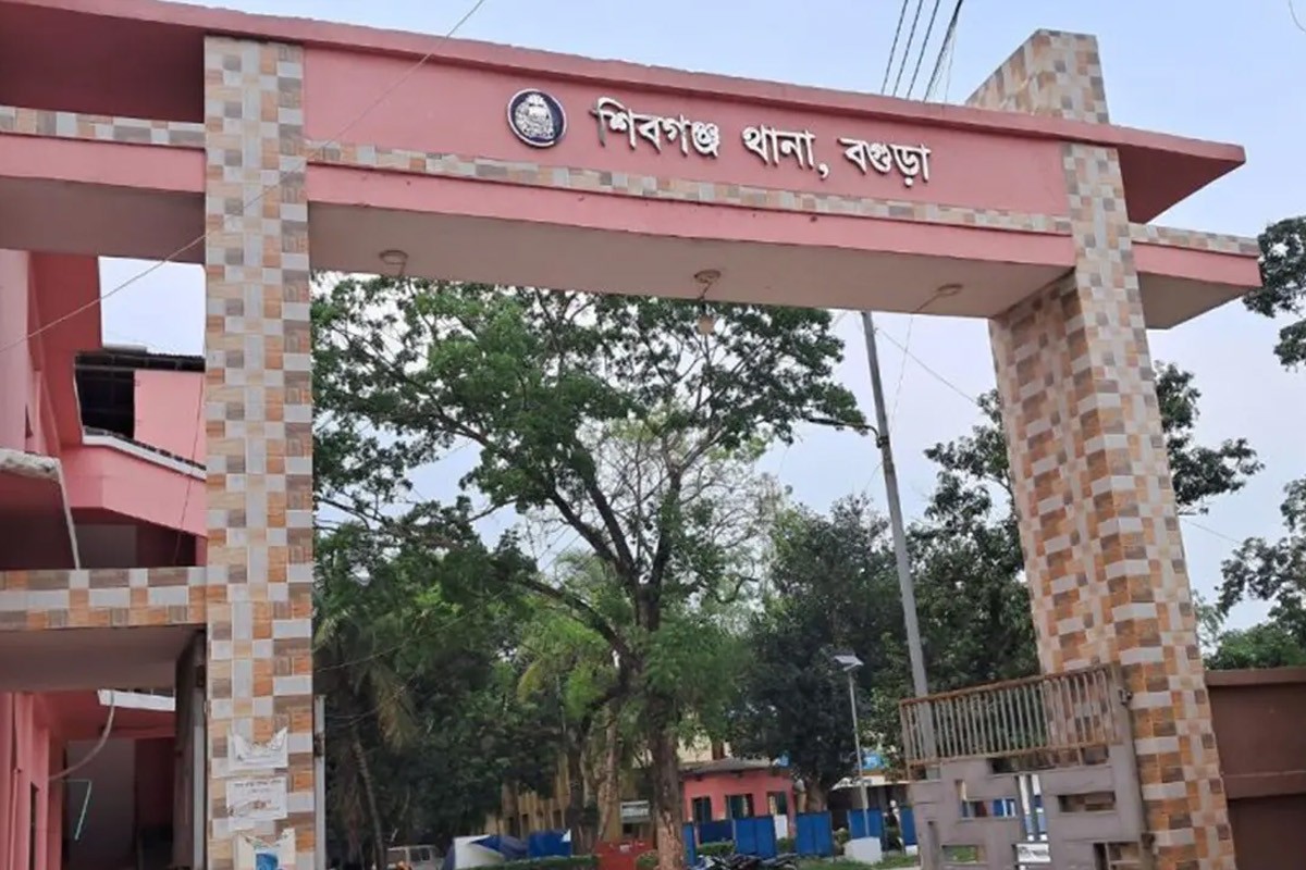 শিবগঞ্জে বাসচাপায় প্রাণ গেলো  দাদি-নাতির