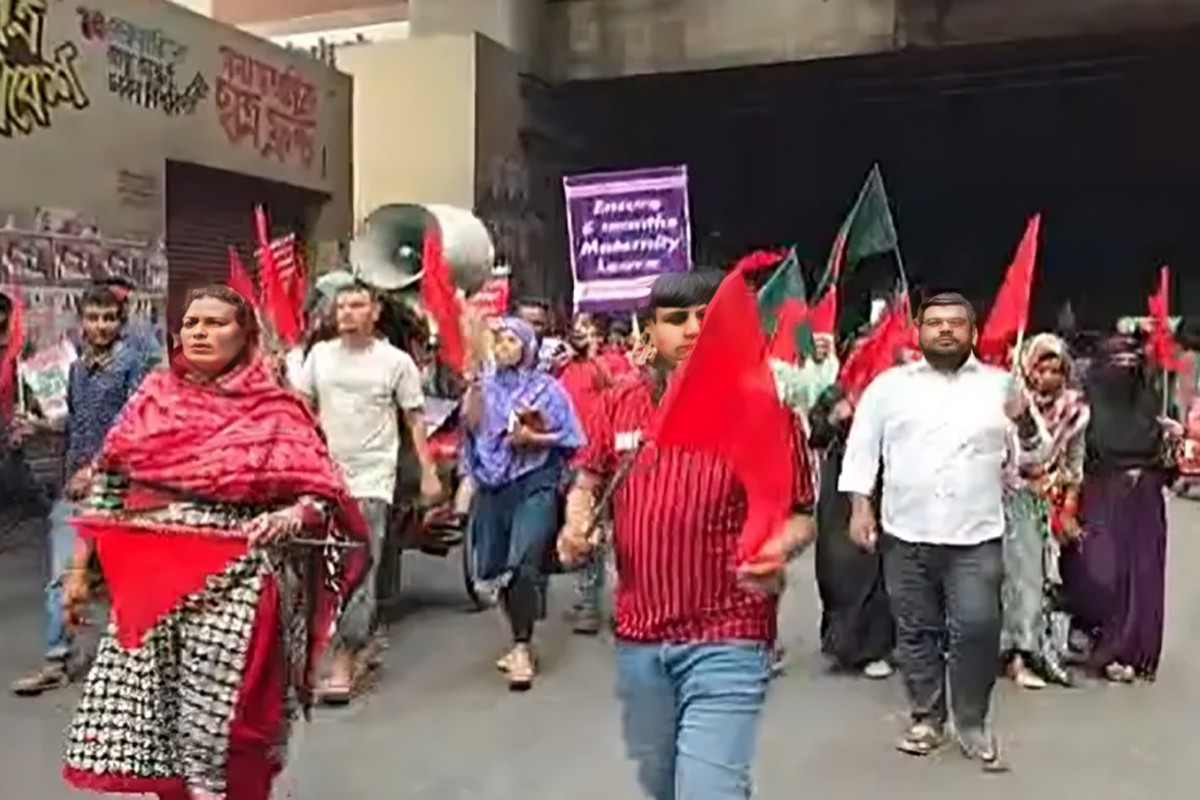 জাতীয় প্রেস ক্লাবের সামনে শ্রমজীবী মানুষদের র‌্যালি