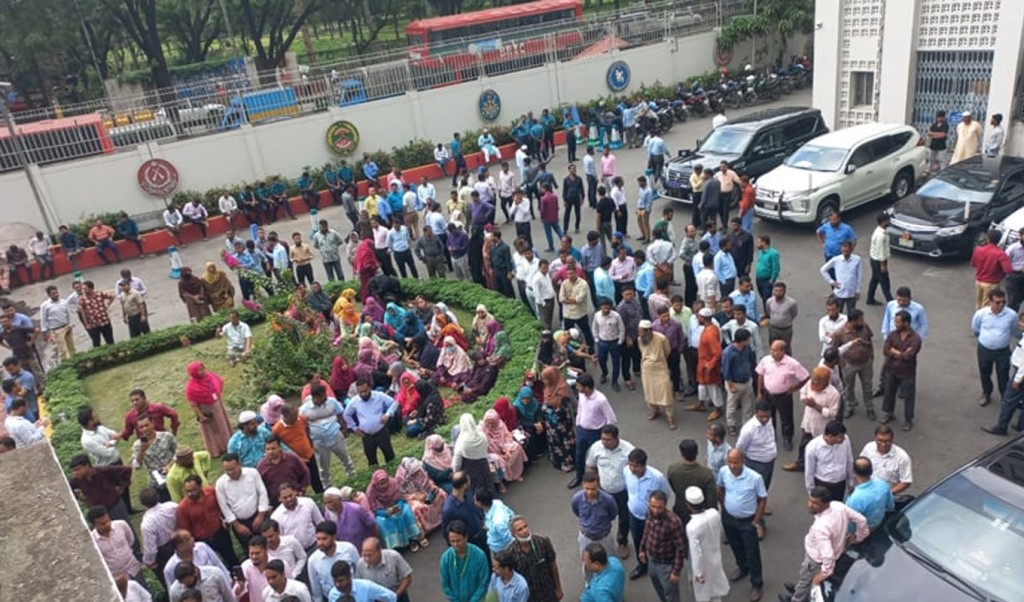 সচিবালয় 1748154090 সচিবালয়ে কর্মকর্তা-কর্মচারীদের বিক্ষোভ