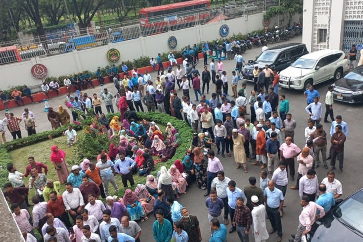 সচিবালয়ে কর্মকর্তা-কর্মচারীদের বিক্ষোভ