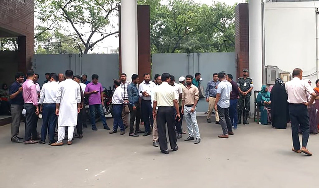 সচিবালয়ে প্রধান ফটক বন্ধ করে কর্মচারীদের বিক্ষোভ 1748244946 সচিবালয়ের ফটক বন্ধ করে কর্মচারীদের বিক্ষোভ, 'কালাকানুন' প্রত্যাহারের দাবি