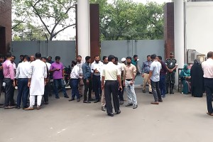 সচিবালয়ের ফটক বন্ধ করে কর্মচারীদের বিক্ষোভ, ‘কালাকানুন’ প্রত্যাহারের দাবি