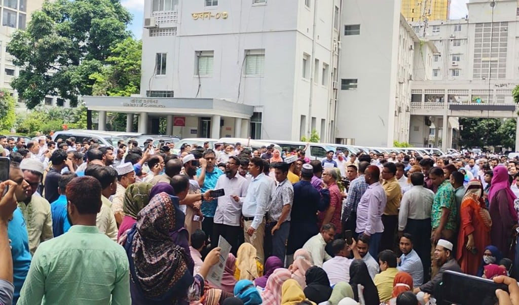 সচিবালয়ে সঙ্কট 1748335599 সচিবালয়ে সঙ্কট নিরসনে ৮ সদস্যের সচিব কমিটি গঠন