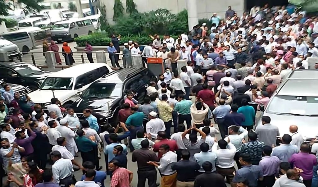 সরকারি চাকরি অধ্যাদেশে ক্ষতিগ্রস্ত হবেন নিরীহ কর্মচারীরা 1748325401 সরকারি চাকরি অধ্যাদেশে ক্ষতিগ্রস্ত হবেন নিরীহ কর্মচারীরা
