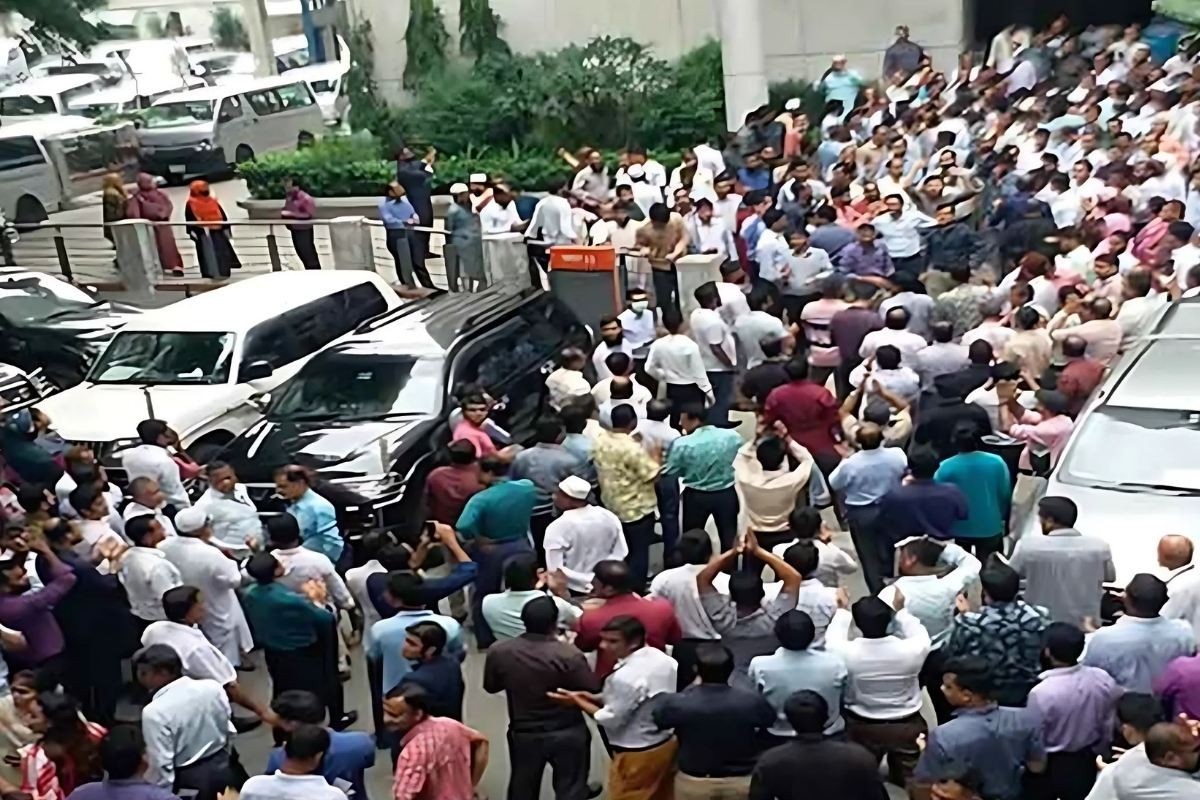 সরকারি চাকরি অধ্যাদেশে ক্ষতিগ্রস্ত হবেন নিরীহ কর্মচারীরা