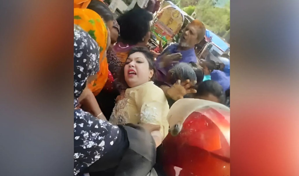 সরকারি চাকরির ‘লোভ দেখিয়ে ৫০ লাখ টাকা ‘আত্মসাৎ নারী চিকিৎসককে মারধর 1746460915 সরকারি চাকরির ‘লোভ’ দেখিয়ে ৫০ লাখ টাকা ‘আত্মসাৎ’, নারী চিকিৎসককে মারধর