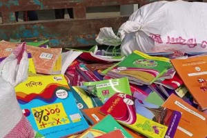 সরকারি বই কেজি দরে বিক্রি, ধরল জনতা