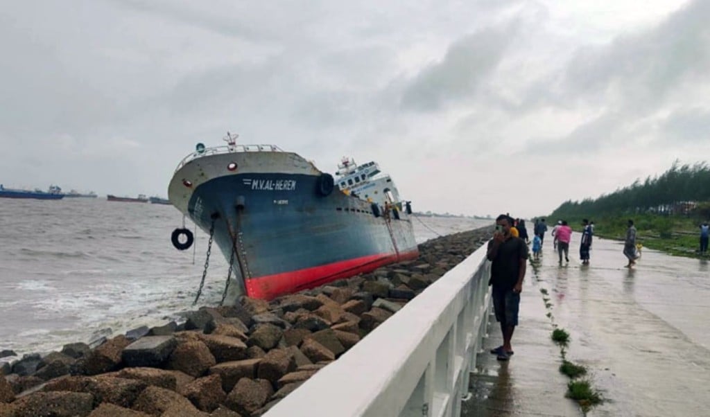 সাগরের উত্তাল ঢেউয়ে উপকূলে উঠে গেল চারটি জাহাজ 1748602467 সাগরের উত্তাল ঢেউয়ে উপকূলে উঠে গেল চারটি জাহাজ