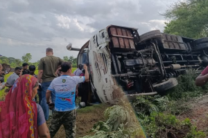 সাতক্ষীরায় বাস উল্টে ৩৫ সাংবাদিক আহত