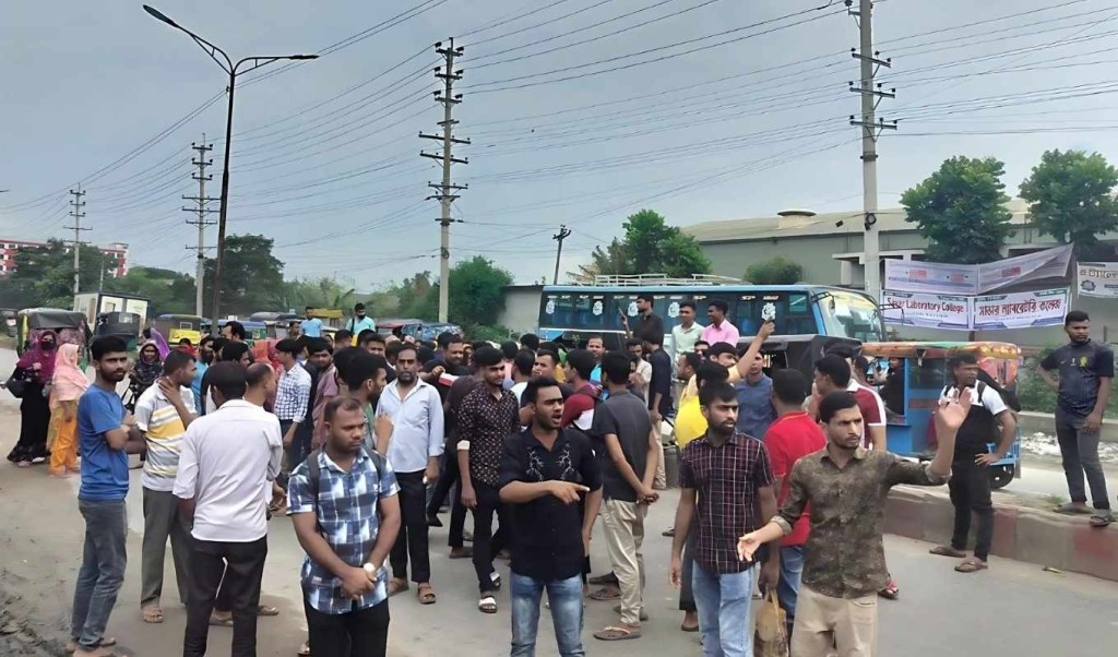 সাভারে বকেয়া বেতনের দাবিতে সড়ক অবরোধ করে শ্রমিকদের বিক্ষোভ 1748236063 সাভারে বকেয়া বেতনের দাবিতে সড়ক অবরোধ করে শ্রমিকদের বিক্ষোভ