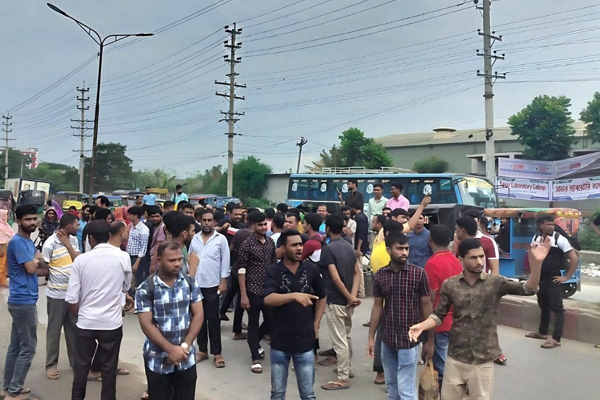 সাভারে বকেয়া বেতনের দাবিতে সড়ক অবরোধ করে শ্রমিকদের বিক্ষোভ