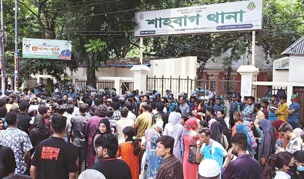 সাম্য হত্যার বিচার দাবিতে শাহবাগ থানা ঘেরাও ঢাবি শিক্ষার্থীদের 1747381885 সাম্য হত্যার বিচার দাবিতে শাহবাগ থানা ঘেরাও ঢাবি শিক্ষার্থীদের