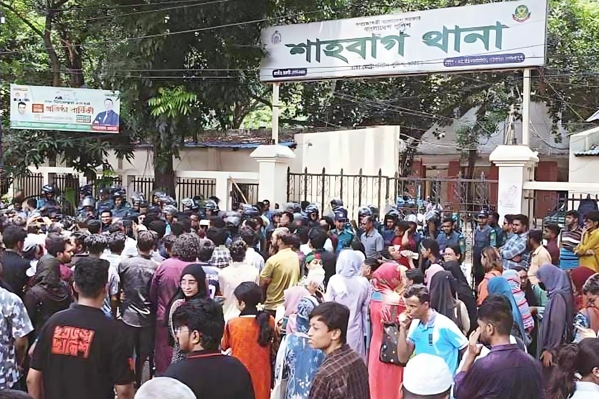 সাম্য হত্যার বিচার দাবিতে শাহবাগ থানা ঘেরাও ঢাবি শিক্ষার্থীদের