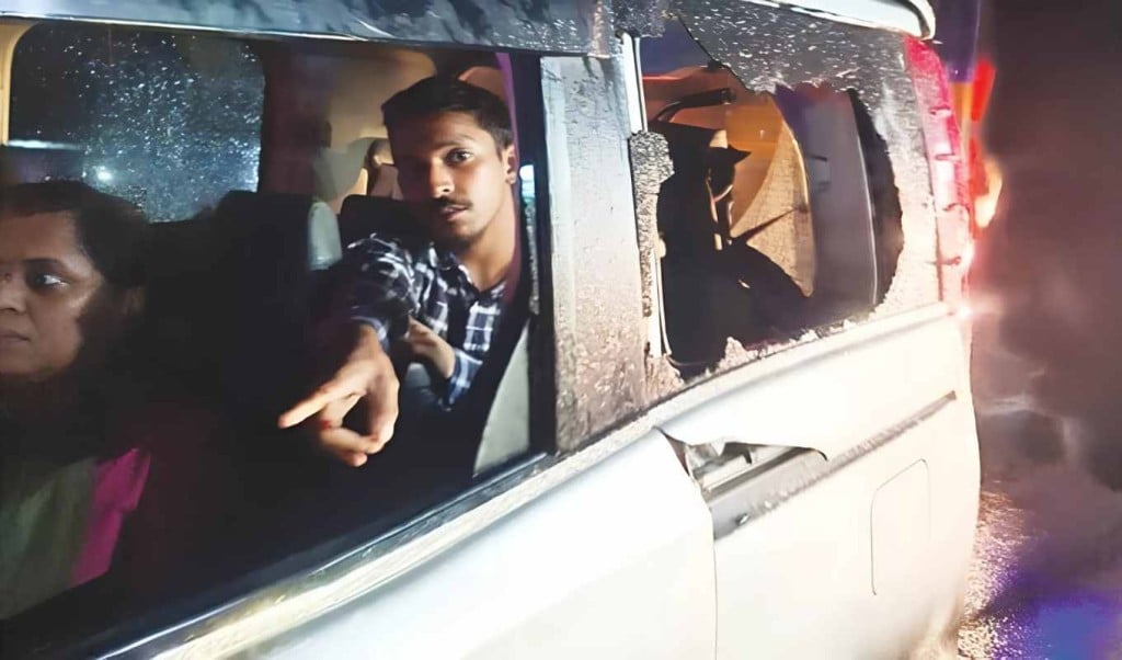 সীতাকুণ্ডে যানজটে আটকে থাকা মাইক্রোবাসে ডাকাতি 1748670493 সীতাকুণ্ডে যানজটে আটকে থাকা মাইক্রোবাসে ডাকাতি