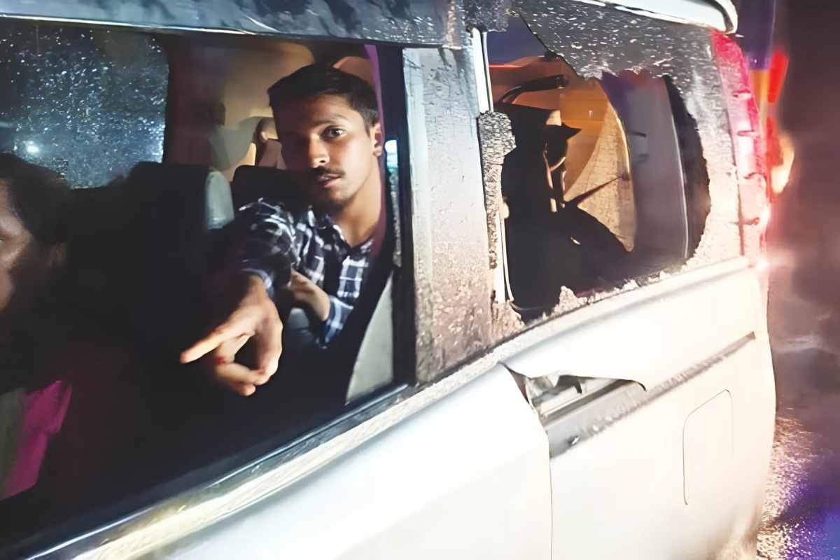 সীতাকুণ্ডে যানজটে আটকে থাকা মাইক্রোবাসে ডাকাতি